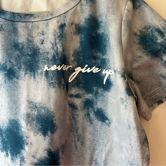 🌼 5/$25 Girls Blue Tie Dye “Never Give Up” Graphic Short Sleeve T-Shirt Size 6-7 - Picture 2 of 10